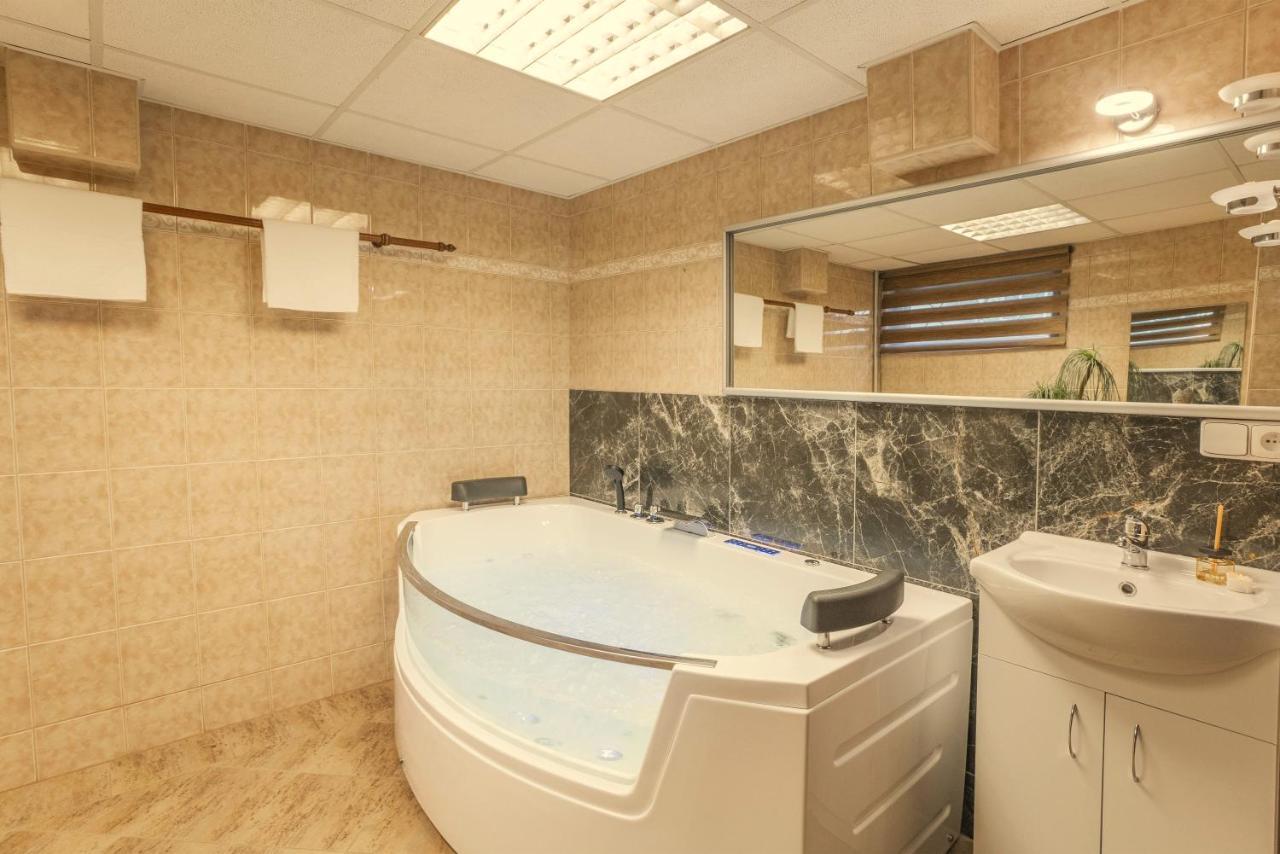 Wellness Studio! Finnish Sauna, Whirlpool, Gym & More! Prague Extérieur photo